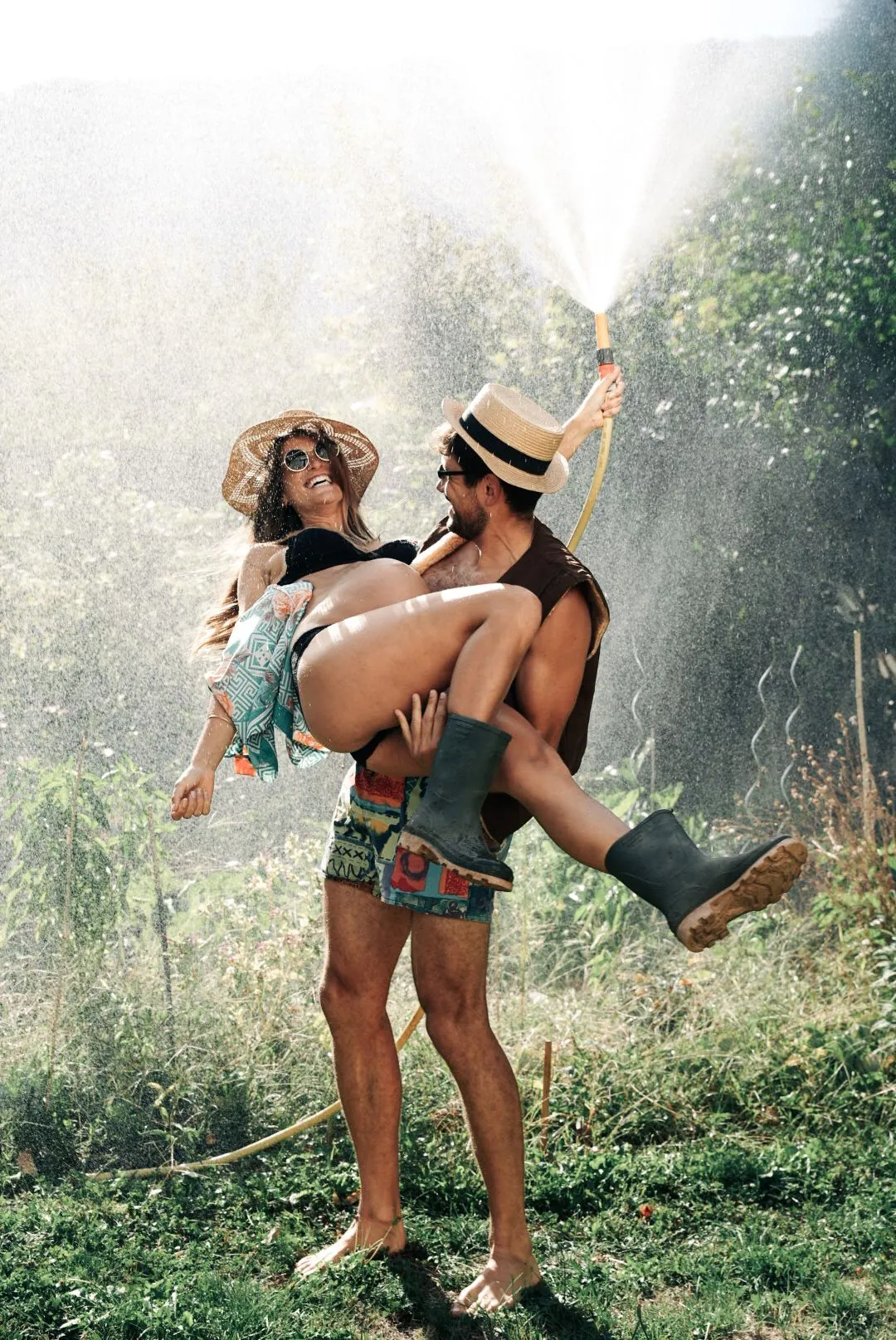Séance couple sous le jet d'arrosage