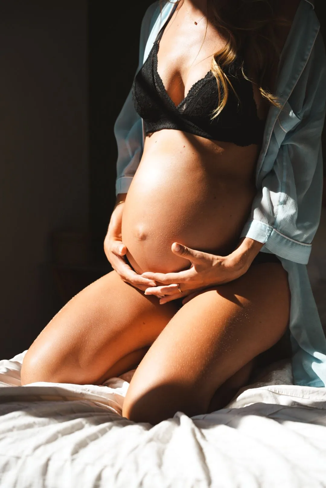 Une future maman dans la lumière du matin
