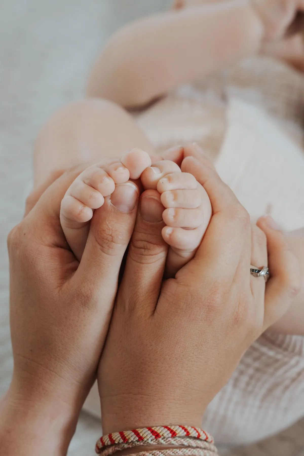 Les petits pieds d'un nouveau-né dans les mains de ses parents